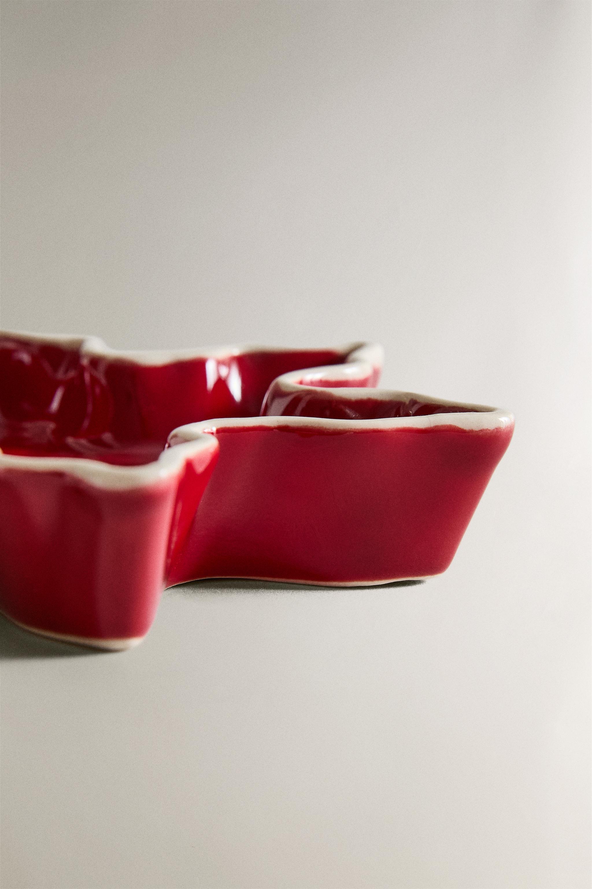 CHRISTMAS STONEWARE PLATE WITH A SNOWFLAKE DESIGN